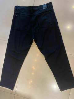 JEANS MOM NEGRO ROTURA - comprar online