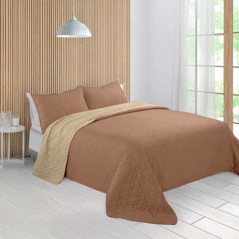 Cubrecama bicolor Twin de microfibra color marrón y beige, sobre cama en dormitorio moderno y luminoso.