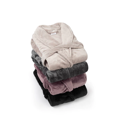 Pila de batas de microflannel aterciopeladas Trento en varios colores, suaves y elegantes, ideales para adultos unisex.