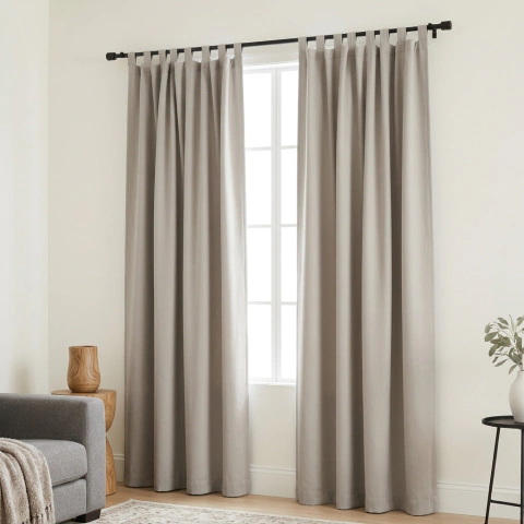 Juego de cortinas Tropical color beige instaladas en un ambiente moderno y luminoso
