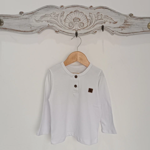 Remera manga larga con botones blanco