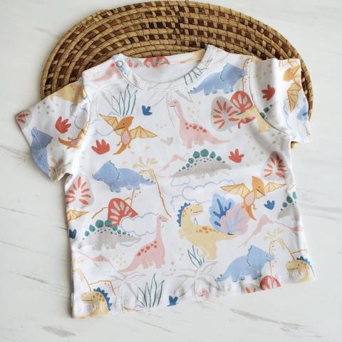 Remera manga corta dinos (Algodón pima)