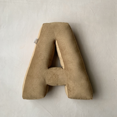 Almohadón letra ® A avellana