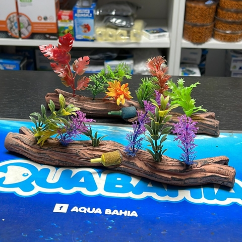 Tronco acostado con plantas y difusora