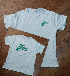 Remera blanca con el logo de Ferro Tenis en verde, vista frontal y posterior.