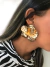 BRINCO MAXIMALISTA FLOR MARTELADA FOLHEADA A OURO - comprar online
