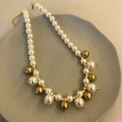 COLAR PÉROLAS COM ESFERAS DOURADAS INTERCALADAS