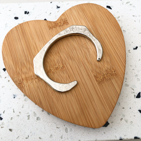 BRACELETE QUADRADO ABERTO MARTELADO FOLHEADO A PRATA