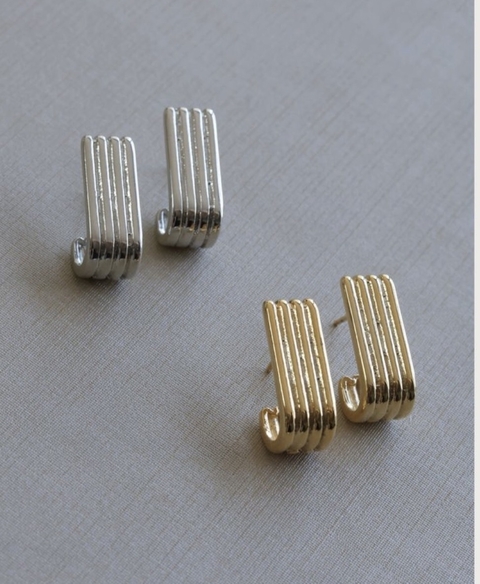 BRINCO PEQUENO EAR HOOK LINHAS FINAS TEXTURIZADAS FOLHEADO A PRATA