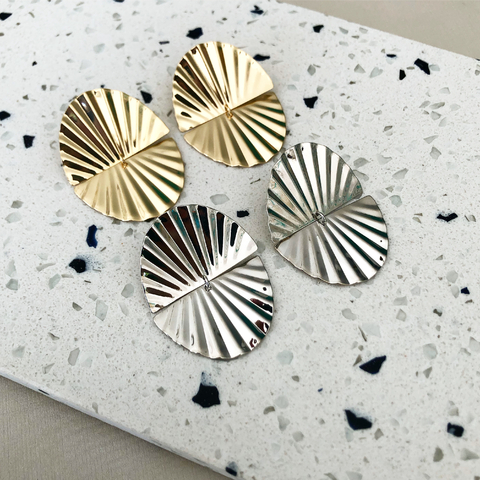 BRINCO DUAS ABAS SEREIA DRAPEADO FOLHEADO A PRATA