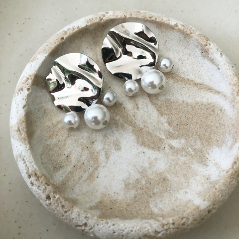 BRINCO BOTÃO MARTELADO COM PINGENTE TRIO DE PÉROLAS FOLHEADO A PRATA