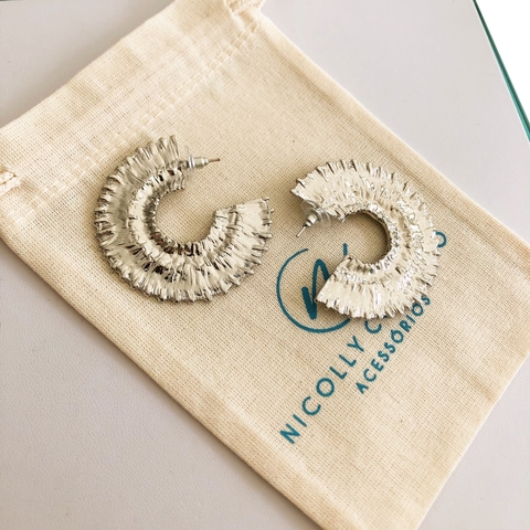 BRINCO ARGOLA BATIDA TEXTURAS GRANDE FOLHEADA A PRATA - comprar online