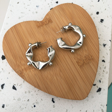 BRINCO ARGOLA SPIKES ESFERAS FOLHEADO A PRATA