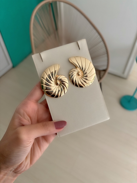 BRINCO GRANDE MEIA CONCHA LISO FOLHEADO A OURO - comprar online