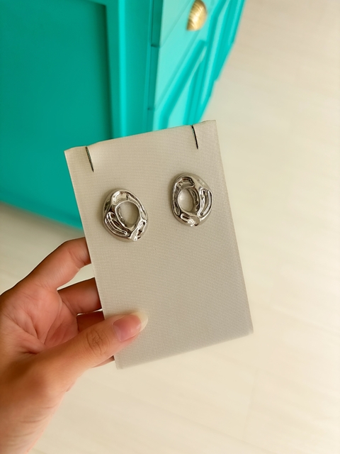 BRINCO BOTÃO " O" VAZADO ORGÂNICO TEXTURIZADO FOLHEADO A PRATA - comprar online