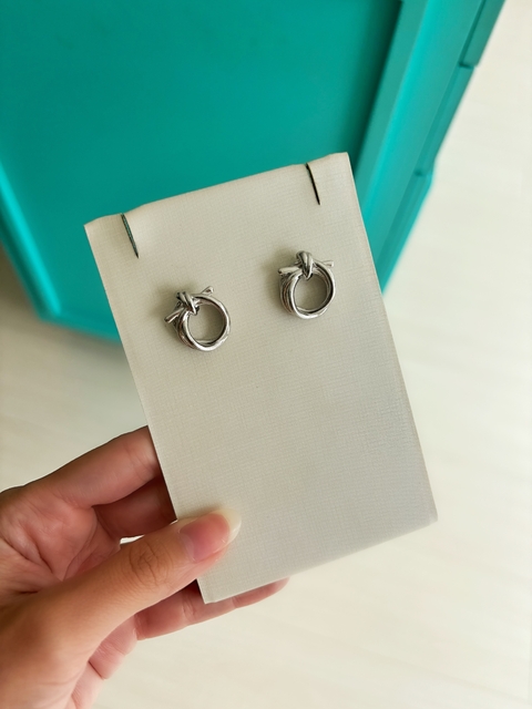 BRINCO NÓZINHO VAZADO ORGÂNICO FOLHEADO A PRATA - comprar online