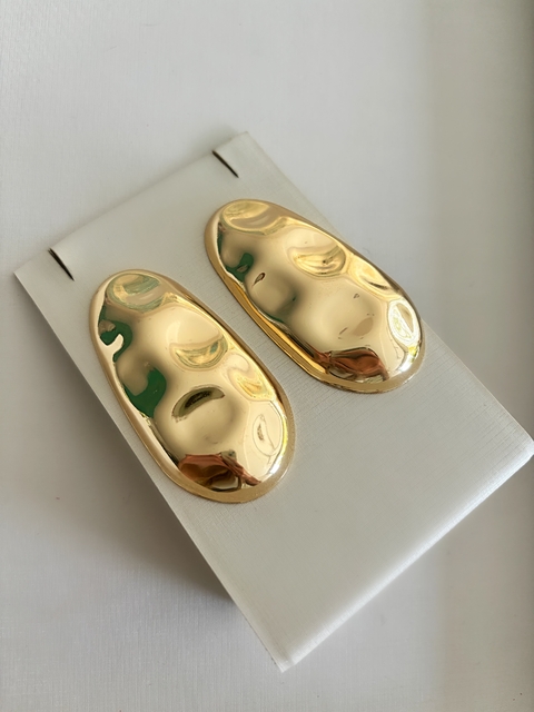 BRINCO MAXIMALISTA OVAL PLACA MARTELADA FOLHEADA A OURO - comprar online
