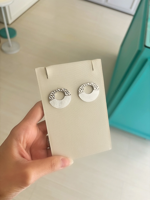 BRINCO ARGOLA FRONTAL PEQUENA MADREPÉROLA MARTELADA FOLHEADA A PRATA - comprar online