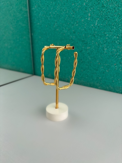 BRINCO ARGOLA RETANGULAR TORCIDA FOLHEADA A OURO - comprar online