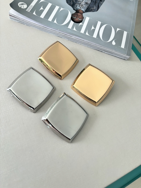 BRINCO QUADRADO MAX PLACA FOLHEADO A PRATA