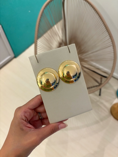 BRINCO BOTÃO DOIS CIRCULOS GRANDES FOLHEADO A OURO - comprar online