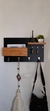 Perchero & portallaves con cartero BLACK AND WOOD - Wood and Home BA