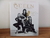 LIVRO QUEEN – THE ULTIMATE ILLUSTRATED HISTORY OF THE CROWN KINGS OF ROCK – PHIL SUTCLIFFE – 2009 - IMPORT.