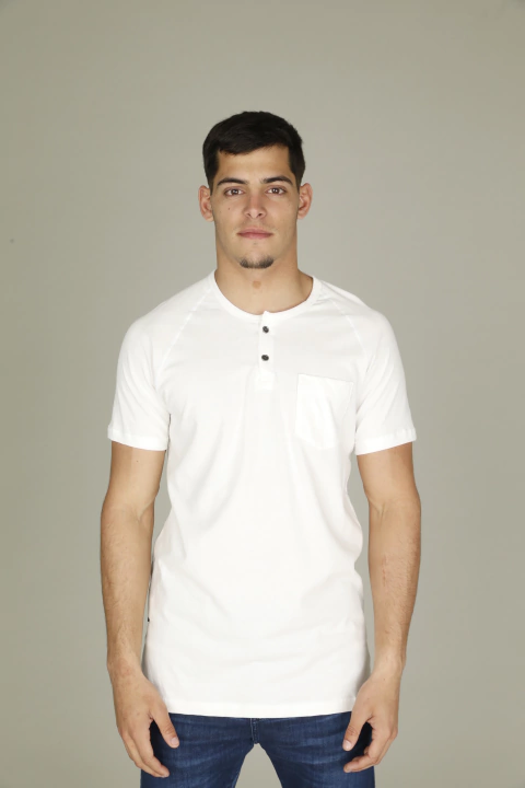REMERA MANGA CORTA RANGLAN CON BOTONES