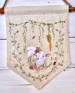 KIT DE BORDADO COELHINHA ENTRE FLORES - Bordado Que Amo