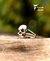 Anillo calavera pequeño con engarces de rubíes