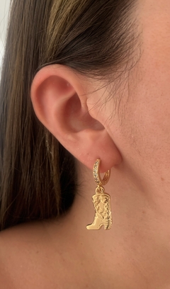 Argollita POR UNIDAD enchapado en oro 18k con microcircones, cierre click y dije de bota texana - comprar online