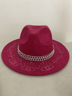 Sombrero fucsia de paño con cadenita y pintado a mano