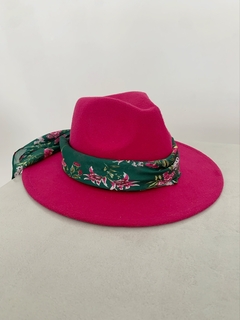 Sombrero de pana fucsia con pañuelo de seda