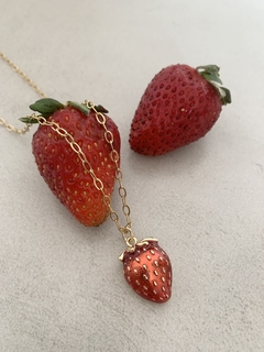 Gargantilla de acero quirúrgico dorado con dije enchapado en oro goldfilled 18k modelo frutilla nacarada metalizada