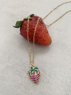 Gargantilla de acero quirúrgico dorado con dije enchapado en oro goldfilled 18k modelo frutilla con micro circones fucsia