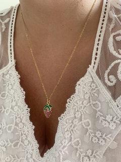 Gargantilla de acero quirúrgico dorado con dije enchapado en oro goldfilled 18k modelo frutilla con micro circones fucsia - comprar online