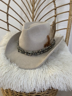 Sombrero de gamuza con apliques de pluma y piedra jaspe dalmata