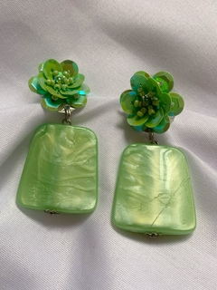 Aros de diseño propio y exclusivo: acrílicos verde manzana con flor de lentejuelas en el mismo tono (largo total de 6cm)