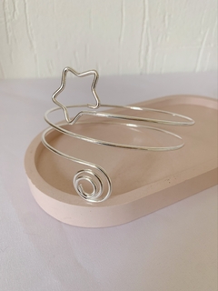 Brazalete para bicep de acero blanco con estrellita y espiral