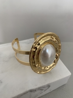 Brazalete dorado para muñeca