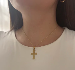 Collar de acero dorado con cruz lisa chica - comprar online