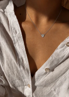 Collar de acero blanco con dije corazón 11:11