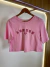 T SHIRT LONDON CROPPED BORDADA | IVANA DINIZ BRAND - ROSA BEBÊ - comprar online