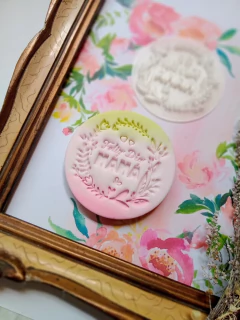 Sello Feliz día Mamá flores - comprar online