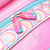 MOCHILA 18 PULGADAS CARRO RAINBOW CON LLAVERO SKORA - 35345 ARCOIRIS - LIBRERIA PITAGORAS