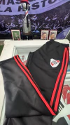Pantalón River Plate clásico tiras rojas