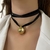 CL567 - COLAR VELUDO PINGENTE ESFERA FOLHEADO A OURO