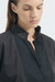 CAMISA EN PIMA PERUANO Y PECHERA ALFORZADA NEGRO en internet