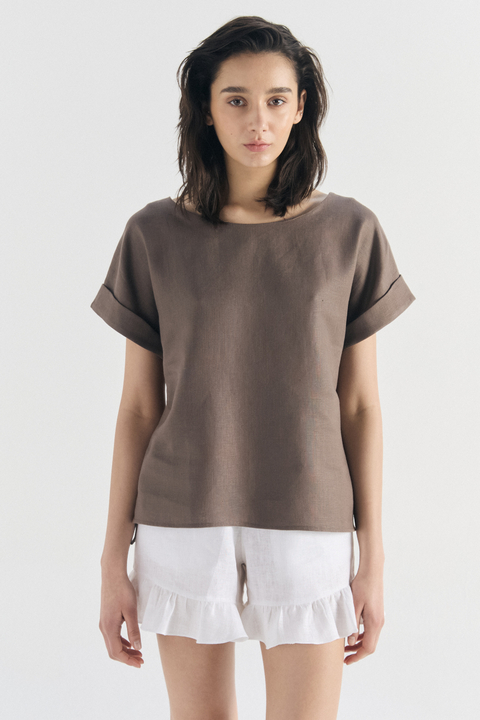 TOP CUELLO BOTE MANGA CORTA EN PURO LINO CACAO