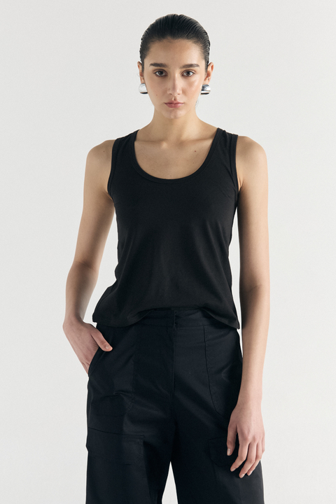 REMERA MUSCULOSA ESCOTE U EN ALGODON PIMA PERUANO NEGRO